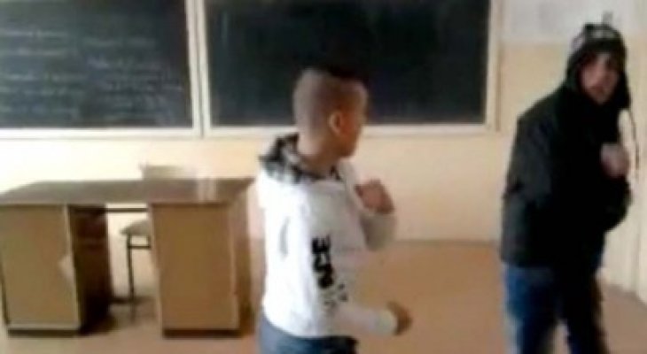 Rupt în bătaie de colegii de liceu!